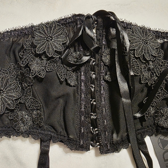 Elegant Black Lace Waist Cincher - Picture 1 of 4